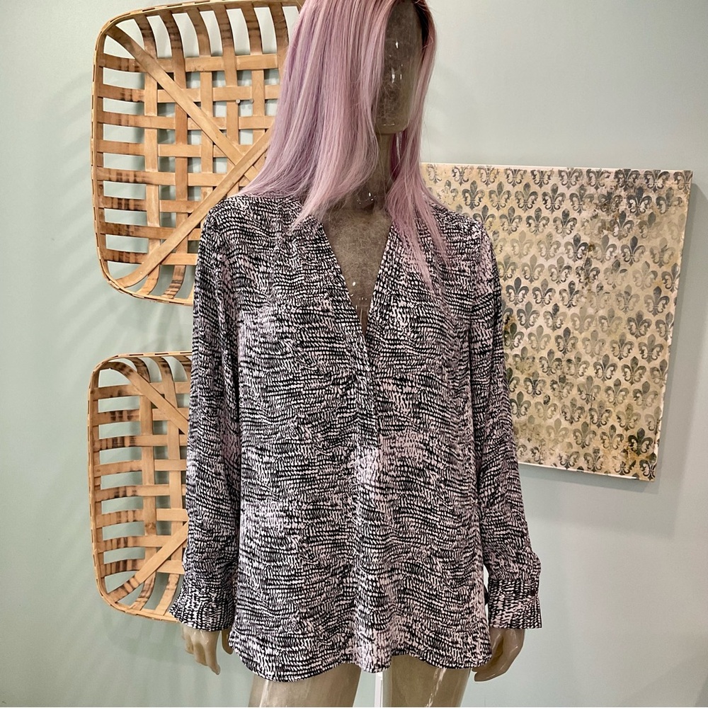 Violet & Claire Monochrome V-Neck Blouse
